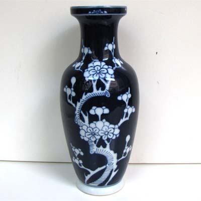asiatische Vase, blauer Grund & Blumenmotiv
