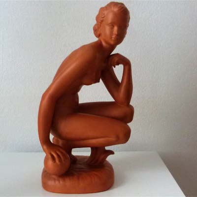 Keramikfigur, Frau, nackt, nur mit Nummer gemarkt