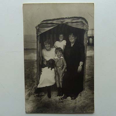 Urlaubszene Familie am Strand, alte Fotografie