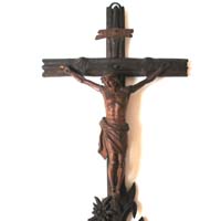 Jesus mit Holz-Kreuz, handgeschnitzt