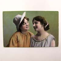 zwei sich anlächelnde Frauen, Motivkarte, Ansichtskarte