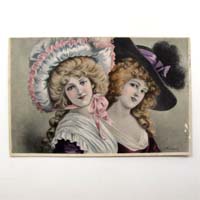 zwei Damen mit großen Hützen, Ansichtskarte