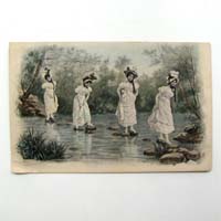 Damengruppe überquert einen Bach, Ansichtskarte
