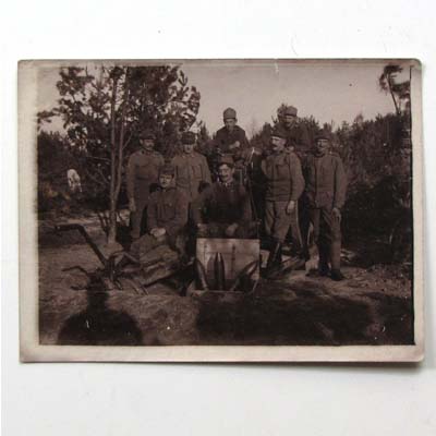 Soldaten mit Munitionskiste, alte Fotografie, 1. WK