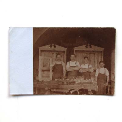 alte Fotografie, Gruppe von Tischlern mit Werkzeugen