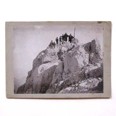 Bergsteiger am Gipfelkreuz, alte Fotografie