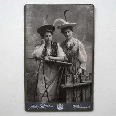 Frauen in Tracht, alte Fotografie, um 1910