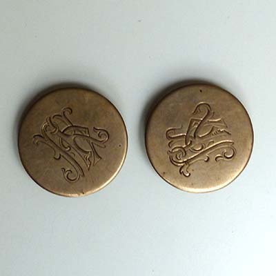 Knöpfe, 2 Stück, Bronze, Monogramm