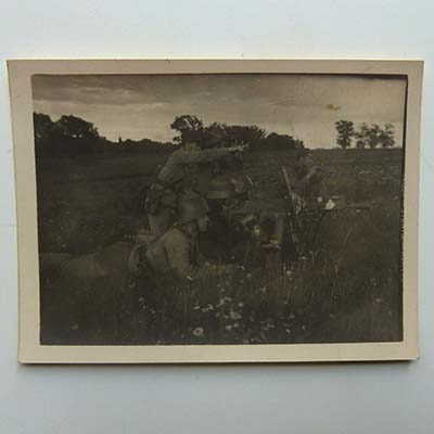 Soldaten mit Maschinengewehr, alte Fotografie