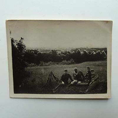 Soldaten mit Feldtelefon und Karabiner, alte Fotografie