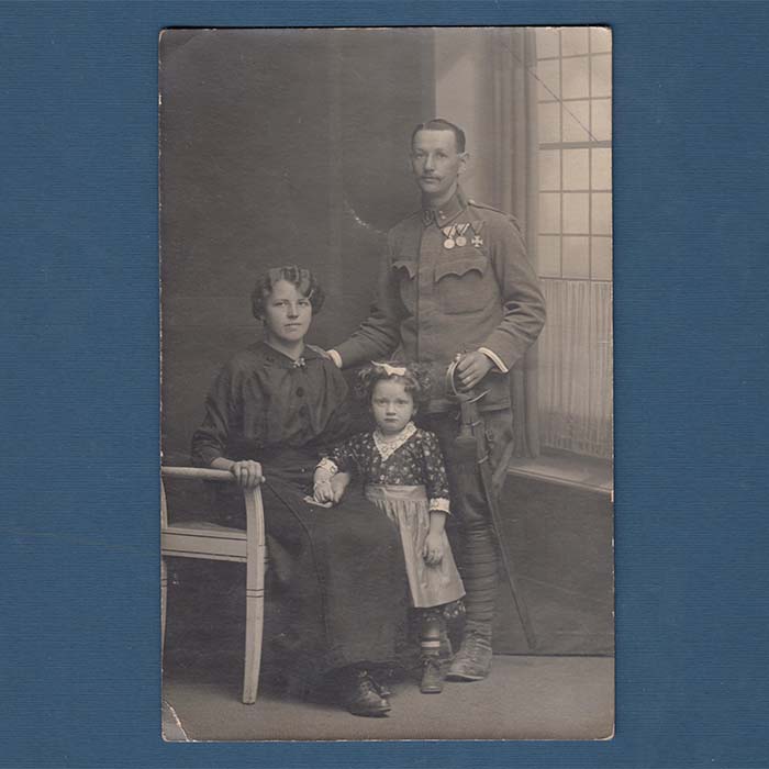 Offizier mit Säbel, Familienportrait, alte Fotografie