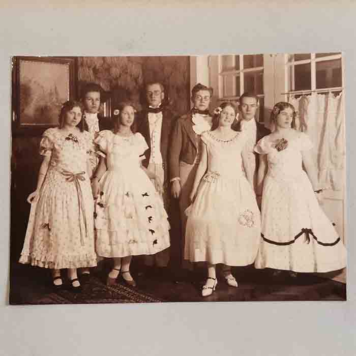 Ballgesellschaft, alte Fotographie, um 1910