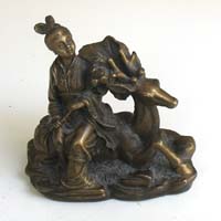 Asiatika, kl. Figur mit Hirsch, Bronze od. Messing