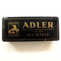 Adler / Koch Bielefeld, Nähmaschinen-Zubehör, Blechdose