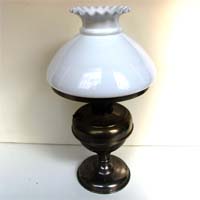 Petroleum-Lampe mit Porzellan-Schirm, R. Ditmar